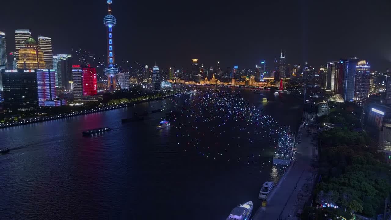 城市地标背景中的无人机流星降落参考画面