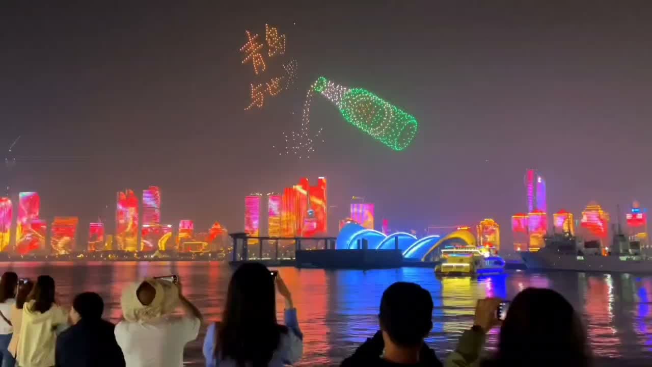城市滨水夜景中的无人机灯光秀参考画面