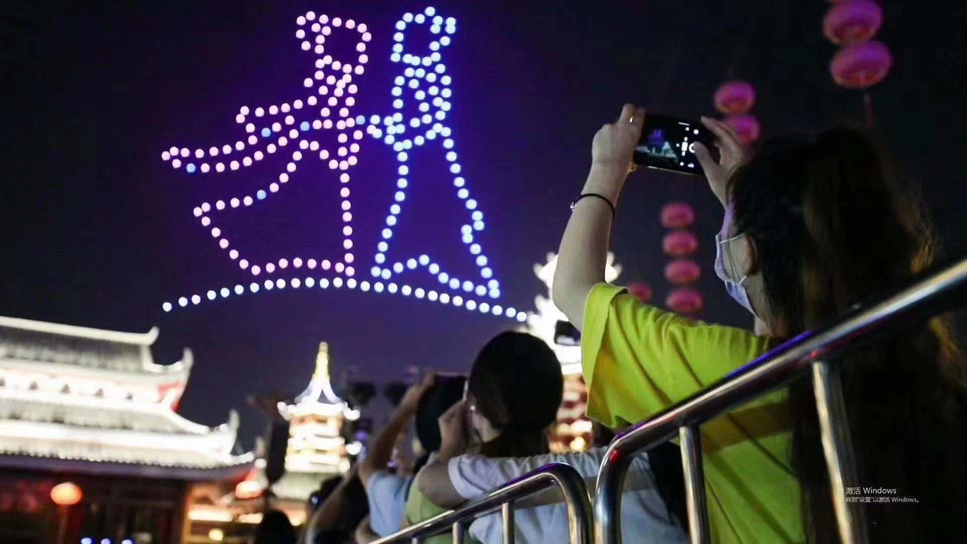 无人机灯光秀组成牛郎织女主题画面