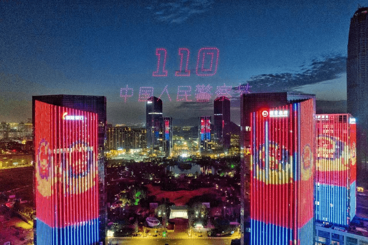 城市夜空中的无人机灯光秀编队画面